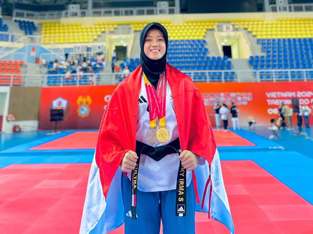 Bripda Risky Irma Suryani mengibarkan bendera Merah Putih usai meraih medali emas pada ajang Asian Open Police Taekwondo Championship 2024 di Vietnam.