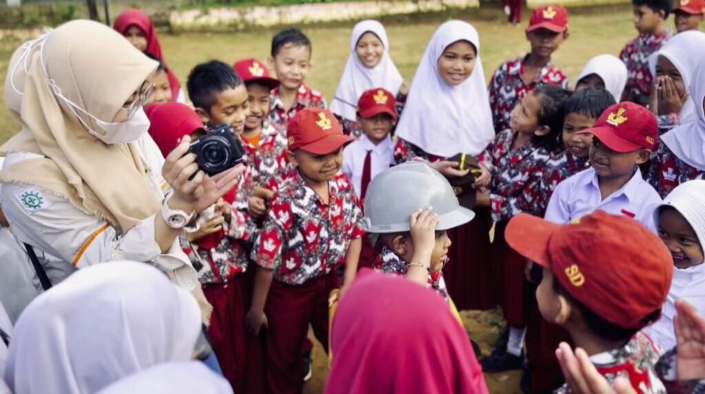 PT GKP saat memberikan layanan kesehatan kepada masyarakat lingkar tambang di Wawonii, Konawe Kepulauan.