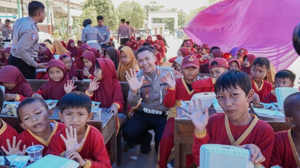 Ditlantas Polda Sultra melaksanakan program Makan Sehat Bergizi di SDN 4 Baito, Konsel.