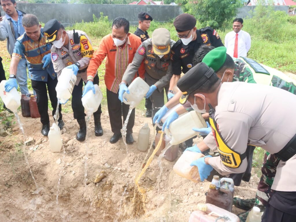 Proses pemusnahan knalpot brong dan miras di Muna.