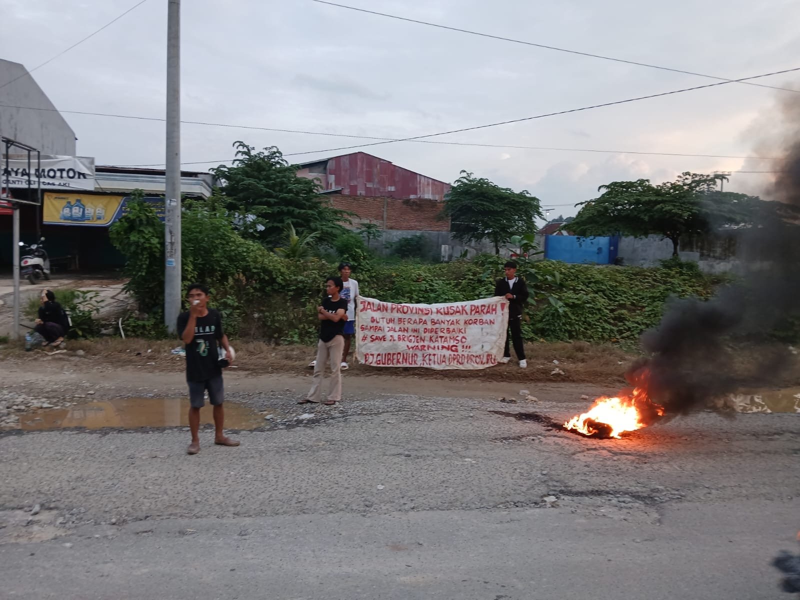 Ruas Jalan Brigjen Katamso Kembali Rusak, Warga Ancam Tutup Akses Lagi Ruas Jalan Brigjen Katamso Kembali Rusak, Warga Ancam Tutup Akses Lagi