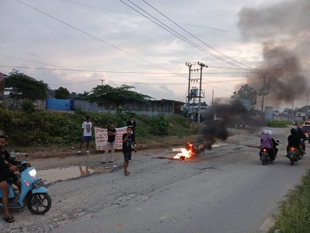 Warga Kelurahan Baruga, Kecamatan Baruga, Kota Kendari, Sulawesi Tenggara (Sultra), berunjuk rasa menuntut perbaikan Jalan Brigjen Katamso.