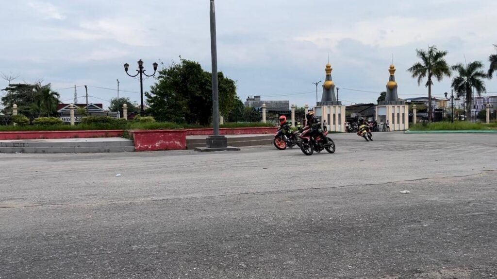 Momen latihan pembalap lokal di Kendari saat menjajal sirkuit tak layak di SSDC Eks MTQ Kendari.