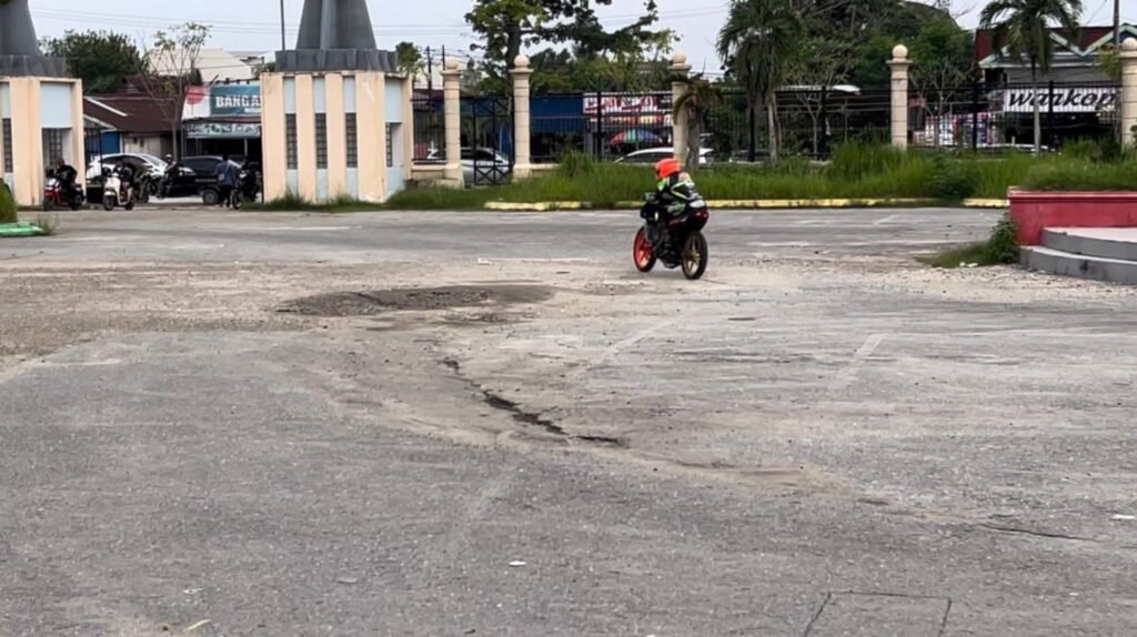 Momen latihan pembalap lokal di Kendari saat menjajal sirkuit tak layak di SSDC Eks MTQ Kendari.