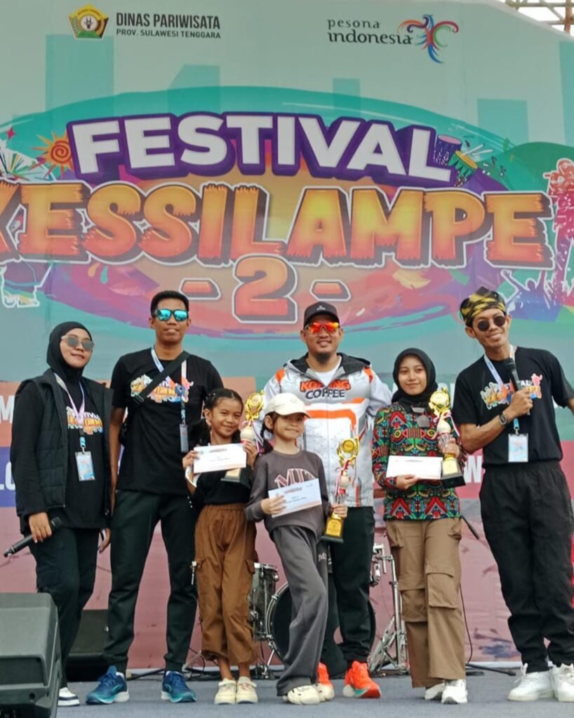 Mantan anggota DPRD Sultra, Sudirman bersama panitia dan peserta Festival Kessilampe 2.