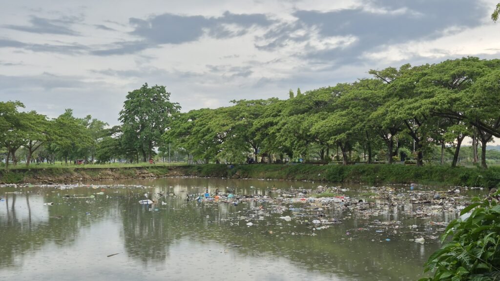 Tumpukan sampah pada permukaan air di sekitar SOR La Ode Pandu di Kabupaten Muna, Sulawesi Tenggara (Sultra).