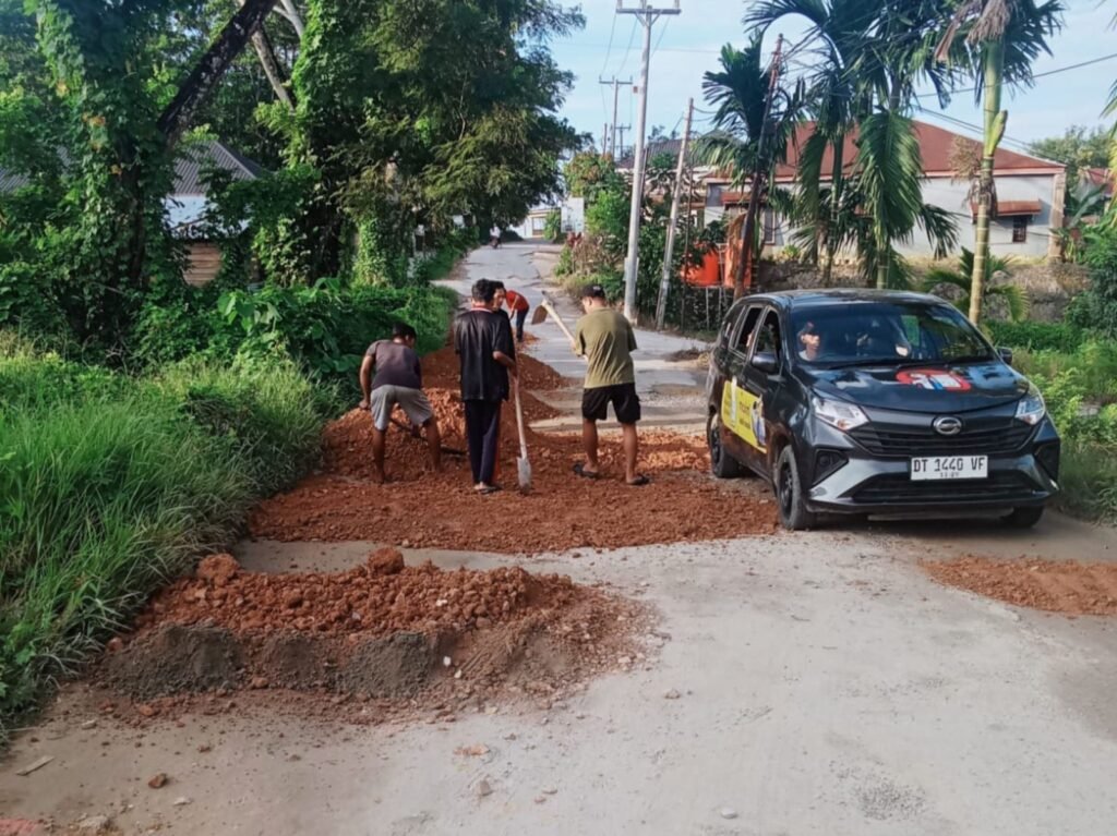 Warga RT 4 RW 2 Kelurahan Wundudopi, Kecamatan Baruga, Kota Kendari, Sulawesi Tenggara (Sultra), gotong royong melakukan perbaikan jalan rusak.