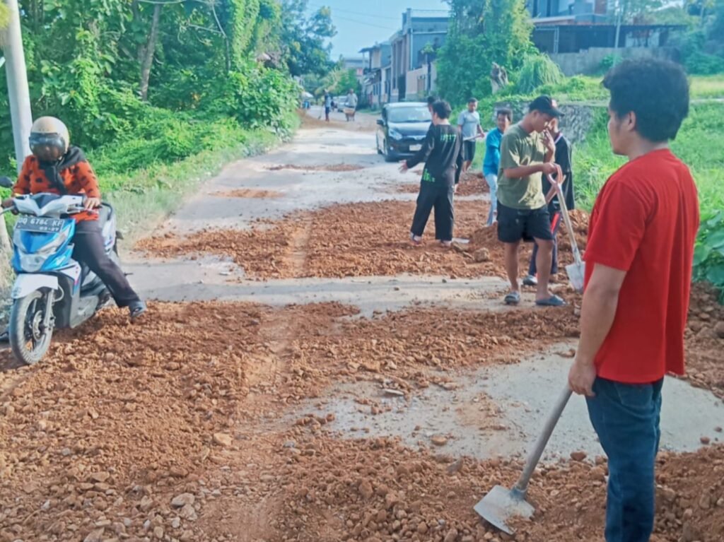 Warga RT 4 RW 2 Kelurahan Wundudopi, Kecamatan Baruga, Kota Kendari, Sulawesi Tenggara (Sultra), gotong royong melakukan perbaikan jalan rusak.