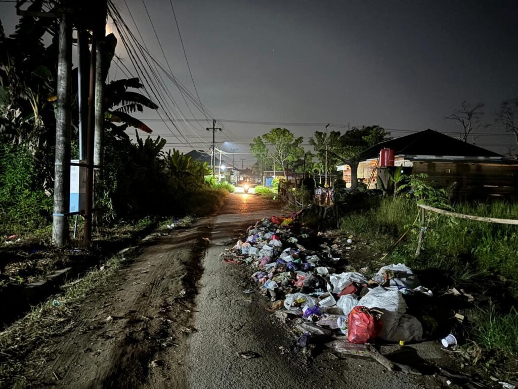 Tumpukan sampah di tengah Jalan Ketapang, Kelurahan Anduonohu, Kecamatan Poasia, Kota Kendari.