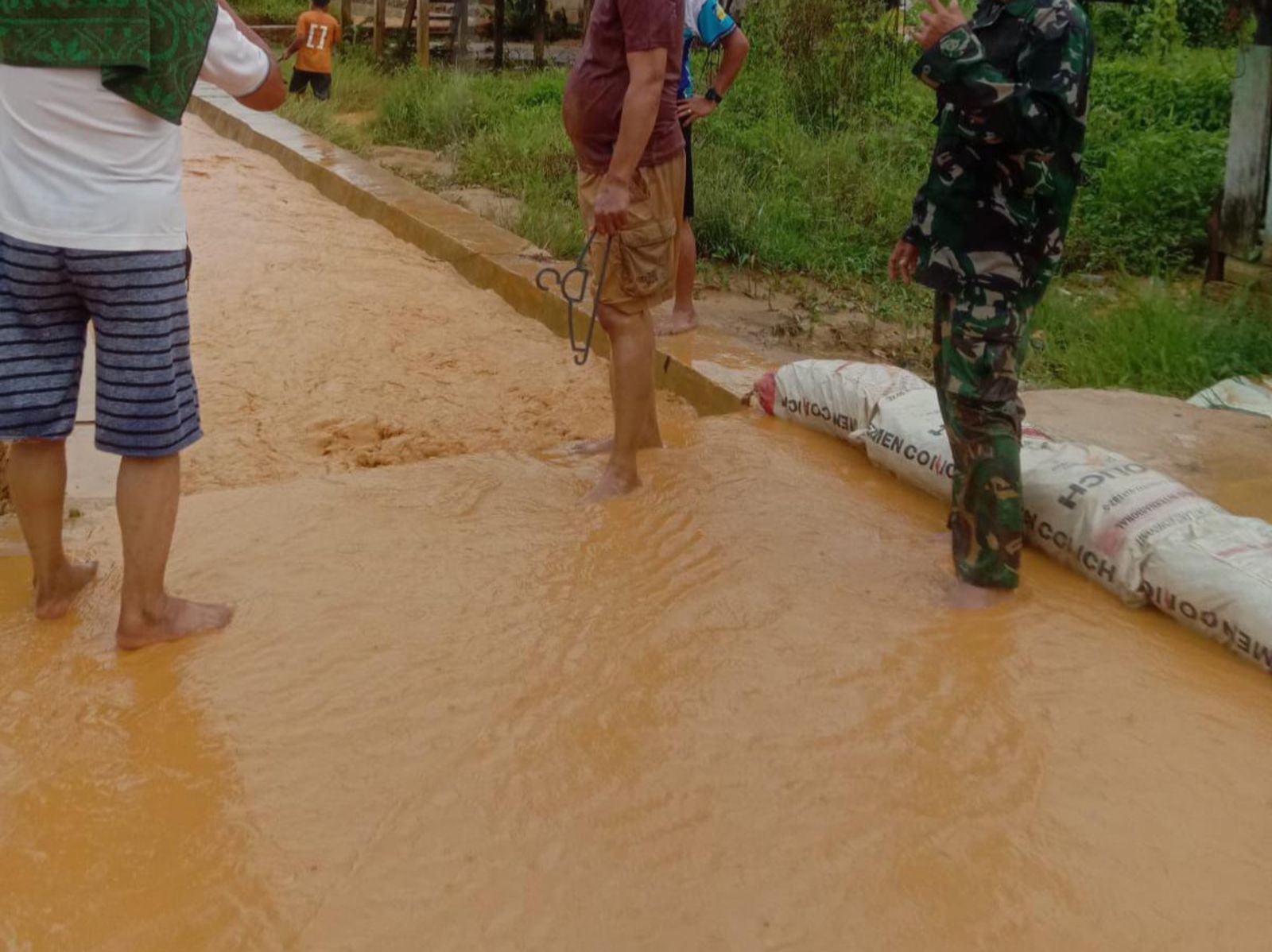 Warga Punggolaka Keluhkan Banjir Lumpur: Hutan Gundul, Gegara Pembangunan Perumahan Warga Punggolaka Keluhkan Banjir Lumpur: Hutan Gundul, Gegara Pembangunan Perumahan