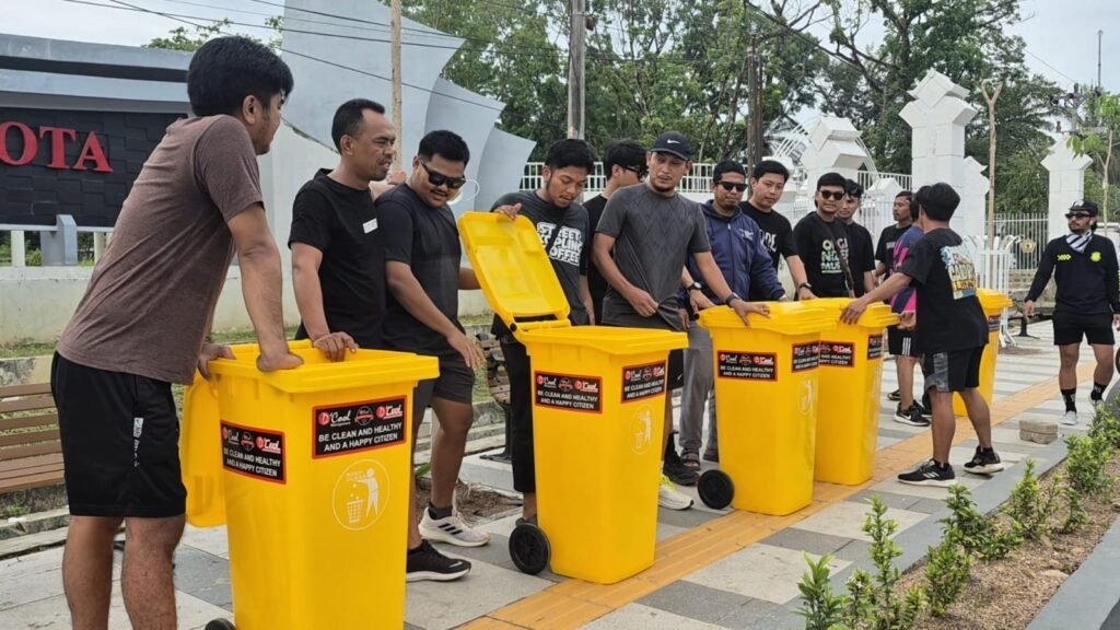 Pihak D’Cool Management saat menyediakan tempat penampungan sampah di kawasan pedestrian Eks MTQ Kendari.