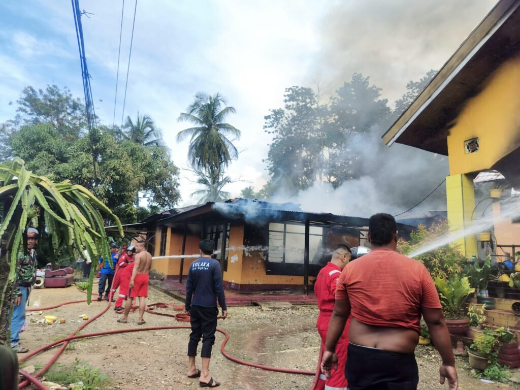 Petugas pemadam kebakaran memadamkan api yang menghanguskan dua rumah warga di Kelurahan 19 Nopember, Kecamatan Wundulako, Kabupaten Kolaka, Sulawesi Tenggara (Sultra).