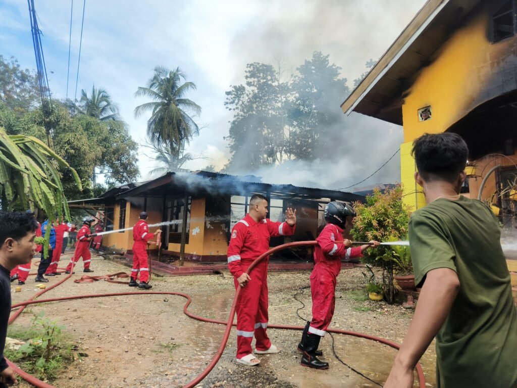 Petugas pemadam kebakaran memadamkan api yang menghanguskan dua rumah warga di Kelurahan 19 Nopember, Kecamatan Wundulako, Kabupaten Kolaka, Sulawesi Tenggara (Sultra).