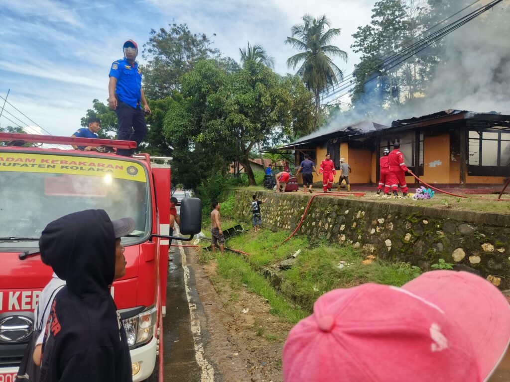 Petugas pemadam kebakaran memadamkan api yang menghanguskan dua rumah warga di Kelurahan 19 Nopember, Kecamatan Wundulako, Kabupaten Kolaka, Sulawesi Tenggara (Sultra).