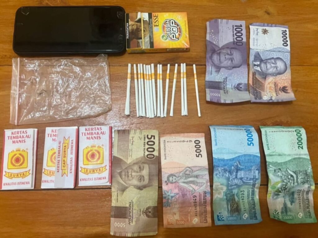 Narkoba jenis tembakau sintetis atau sinte, telepon genggam, sejumlah uang, dan bungkus rokok, disita dari remaja berinisial MAS (15) di Kabupaten Konawe, Sulawesi Tenggara (Sultra).