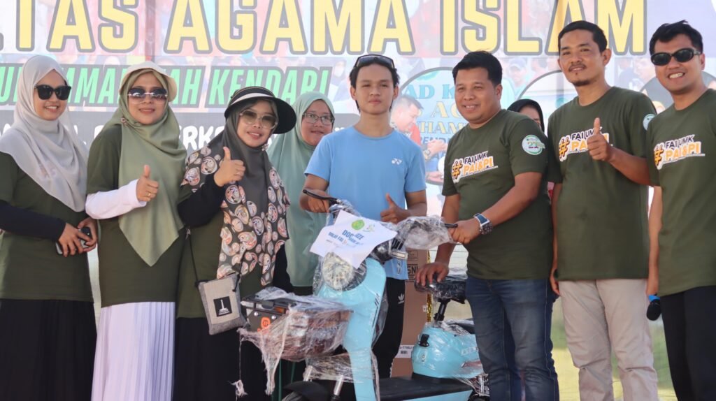 Pemberian hadiah dalam perayaan milad Fakultas Agama Islam (FAI) Universitas Muhammadiyah (UM) Kendari.