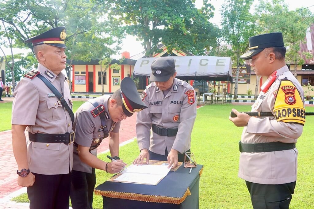 Serah terima jabatan (sertijab) Kapolsek Towea dipimpin langsung Kapolres Muna, AKBP Indra Sandy Purnama Sakti.