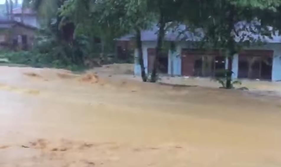 Ruas jalan yang menghubungkan Kelurahan Lalodati, Kecamatan Puuwatu, menuju Kelurahan Labibia, Kecamatan Mandonga, Kota Kendari, Sulawesi Tenggara (Sultra), tergenang banjir.