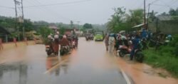 Ruas Jalan Kendari – Unaaha Banjir, Antrean Kendaraan Mengular