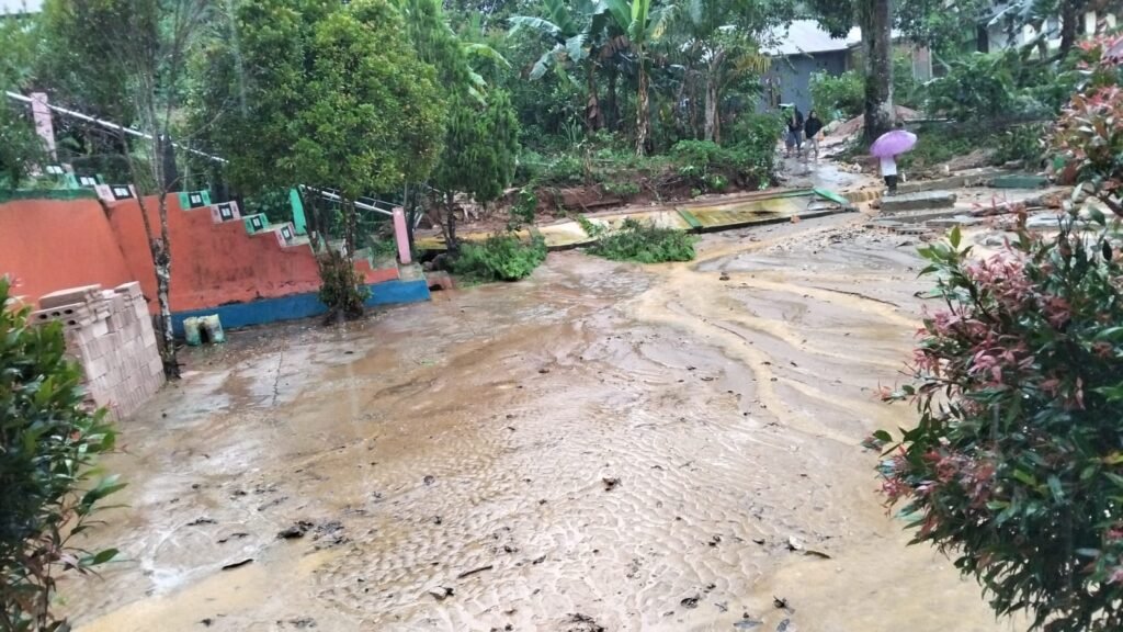 Halaman SDN 50 Kendari di Jalan Pattimura, Kelurahan Watulondo, Kecamatan Puuwatu, Kota Kendari, Sulawesi Tenggara (Sultra), tergenang lumpur bekas banjir.