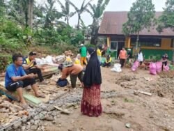 Guru SDN 50 Kendari Benahi Kawasan Sekolah yang Dihantam Banjir, Pastikan Belajar-Mengajar Lancar