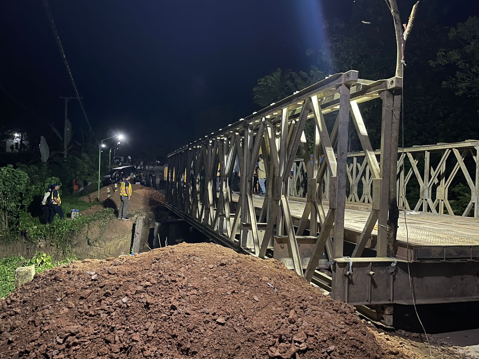 Jembatan Besi di Kolono Konsel Dipasang, Kini Akses Jalan Kembali Normal Jembatan Besi di Kolono Konsel Dipasang, Kini Akses Jalan Kembali Normal