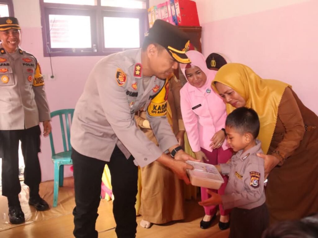 Kapolres Baubau, AKBP Bungin Masokan Misalayuk, memberikan makanan sehat bergizi gratis kepada anak-anak TK Kemala Bhayangkari 28.