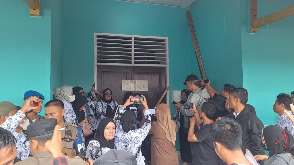 Ratusan kepala sekolah, guru, serta tenaga pendidik jalur pegawai pemerintah dengan perjanjian kerja (PPPK), menyegel Kantor Dinas Pendidikan Konawe Utara (Konut).