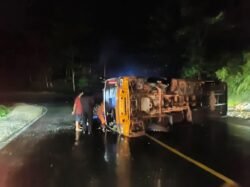 Tak Kuat Menanjak, Bus Penumpang Terguling di Kilo 16 Kolaka