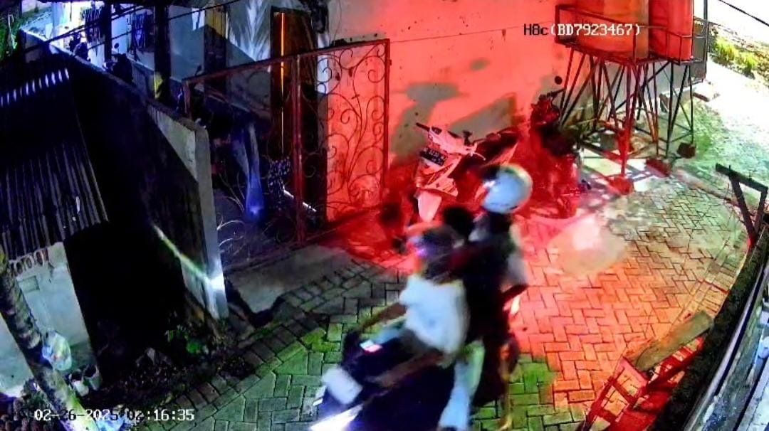 3 Pria Terekam CCTV Curi Knalpot Motor Penghuni Indekos di Wuawua 3 Pria Terekam CCTV Curi Knalpot Motor Penghuni Indekos di Wuawua