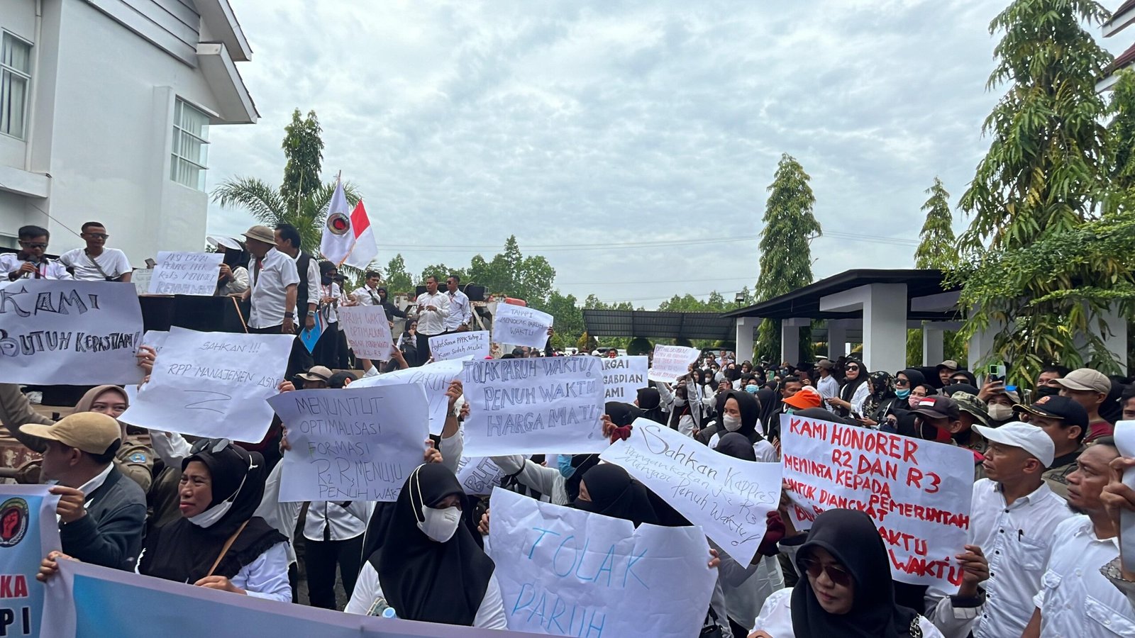 Tenaga Honorer di Kendari Unjuk Rasa Pertanyakan Status PPPK Paruh Waktu Tenaga Honorer di Kendari Unjuk Rasa Pertanyakan Status PPPK Paruh Waktu