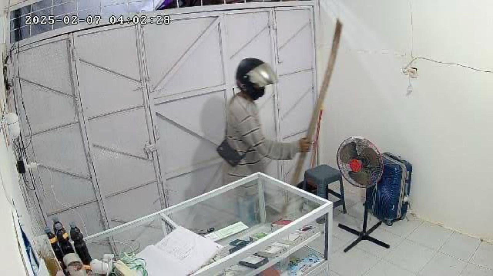 Konter Pegadaian Barang Elektronik di Kendari Dibobol Maling, Kerugian Ditaksir Rp40 Juta Konter Pegadaian Barang Elektronik di Kendari Dibobol Maling, Kerugian Ditaksir Rp40 Juta