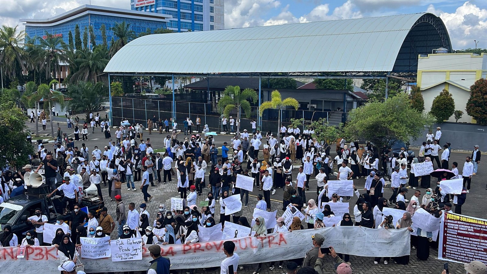 Ribuan CPNS dan CPPPK di Sultra Lakukan Unjuk Rasa Protes Pengunduran Pengangkatan Ribuan CPNS dan CPPPK di Sultra Lakukan Unjuk Rasa Protes Pengunduran Pengangkatan