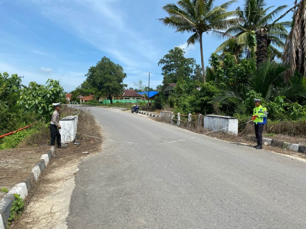 Polisi melakukan olah TKP kecelakaan pasutri di Konawe Selatan.