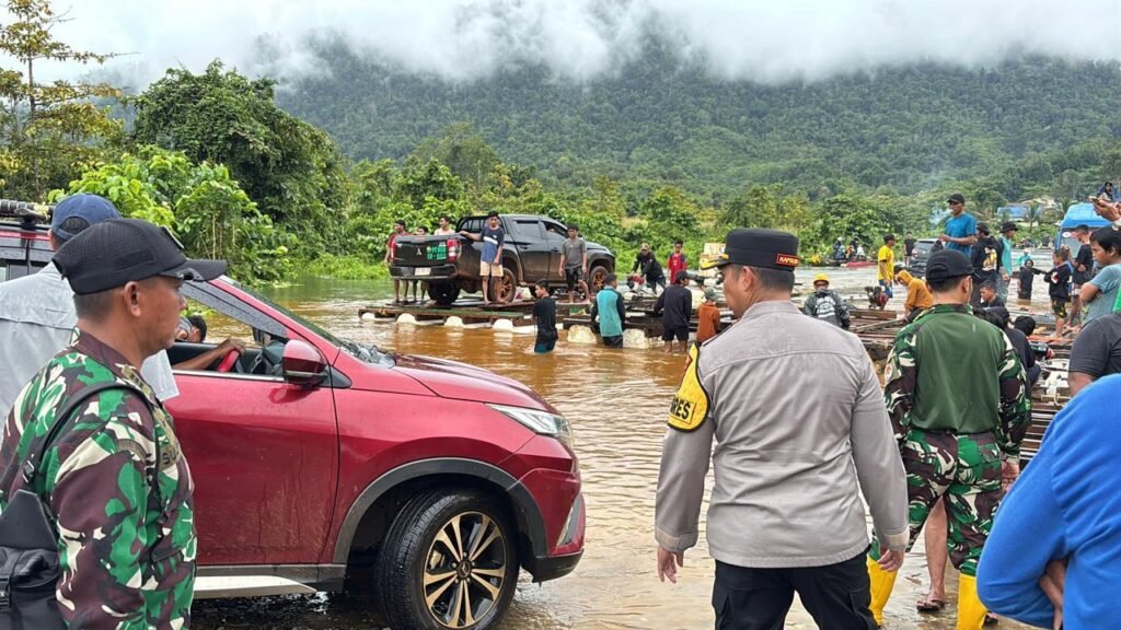 Kondisi kendaraan mengular di ruas jalan Desa Sambandete, Kecamatan Oheo, Konawe Utara.