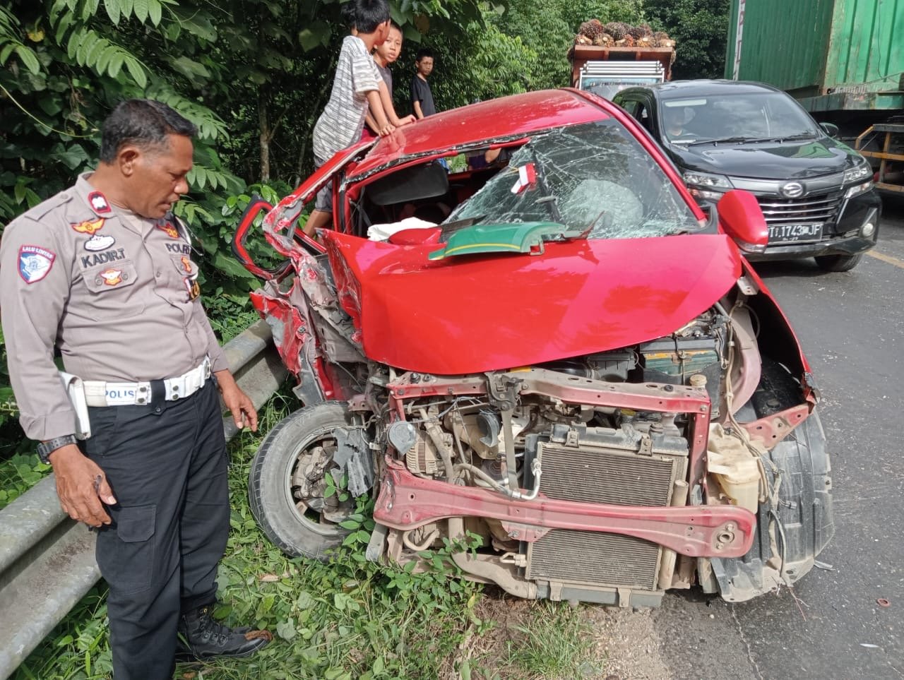 Tabrakan Truk dan Minibus di Konawe, 1 Orang Meninggal Dunia Tabrakan Truk dan Minibus di Konawe, 1 Orang Meninggal Dunia