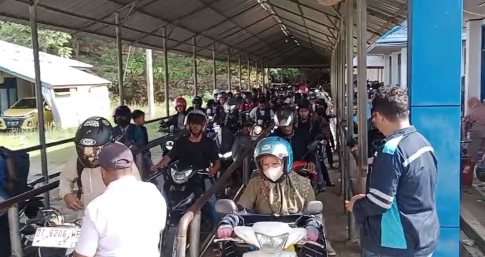 Situasi Pelabuhan Torobulu pada H-4 Idulfitri 1446 Hijriah Terpantau Mulai Padat Situasi Pelabuhan Torobulu pada H-4 Idulfitri 1446 Hijriah Terpantau Mulai Padat