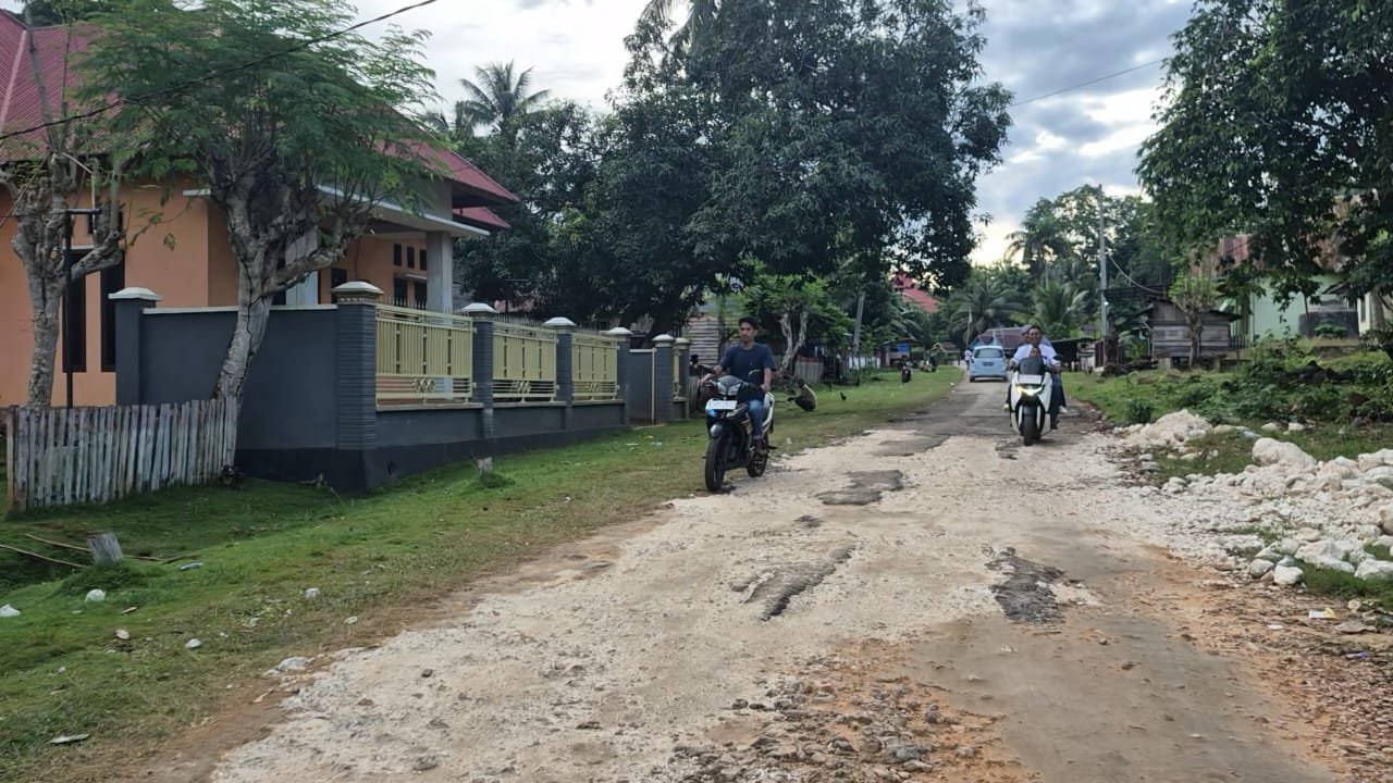 Ramai Dikunjungi Wisatawan: Akses ke Danau Napabale Memprihatinkan, Rusak dan Berlubang Ramai Dikunjungi Wisatawan: Akses ke Danau Napabale Memprihatinkan, Rusak dan Berlubang