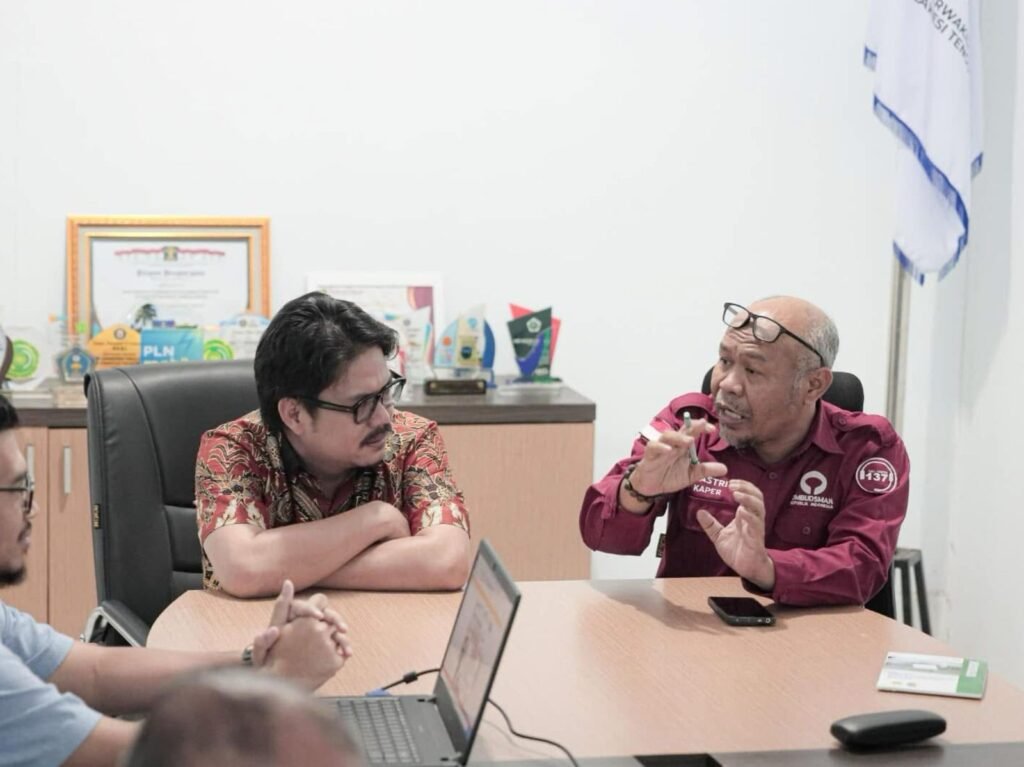 Pemda Koltim saat menerima penghargaan dari Ombudsman. Foto: Istimewa.