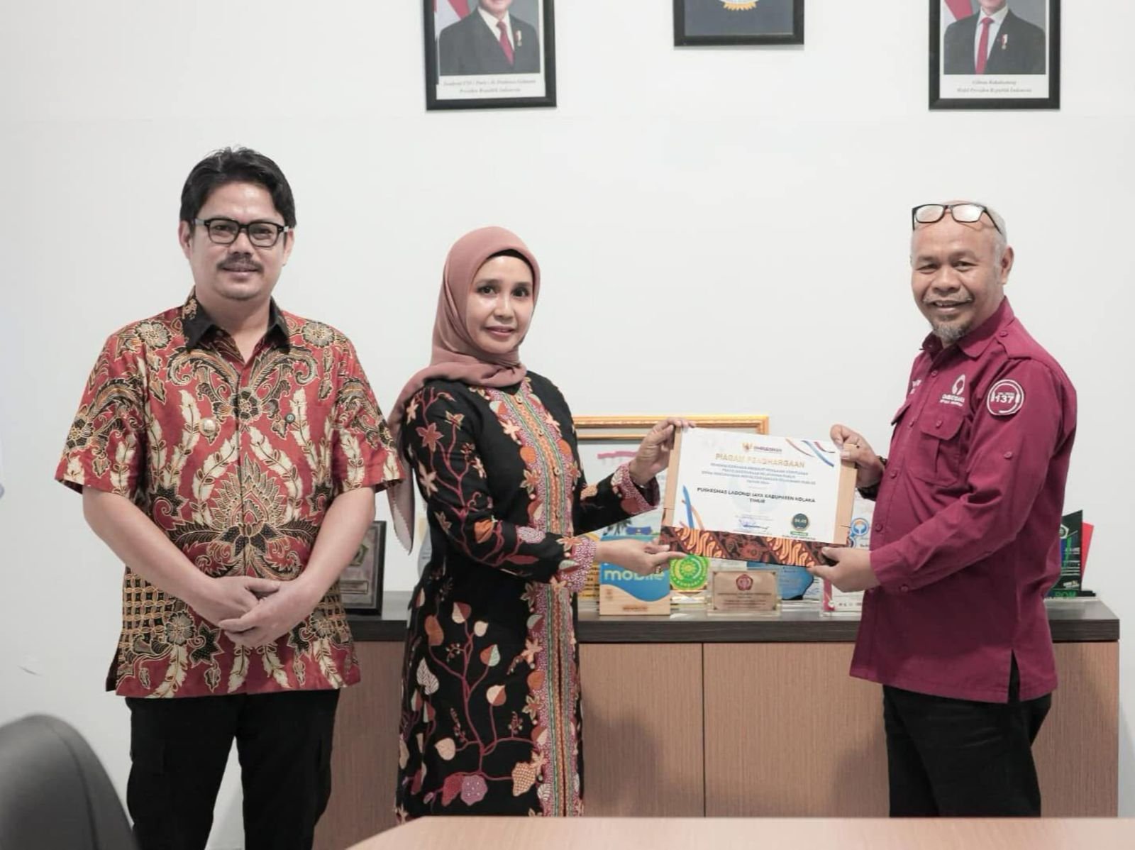 Bupati Koltim Terima Penghargaan Kepatuhan Penyelenggaraan Pelayanan Publik Ombudsman Bupati Koltim Terima Penghargaan Kepatuhan Penyelenggaraan Pelayanan Publik Ombudsman