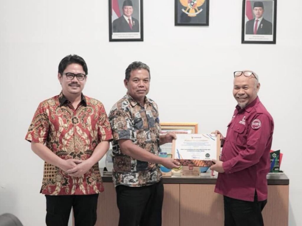 Pemda Koltim saat menerima penghargaan dari Ombudsman. Foto: Istimewa.
