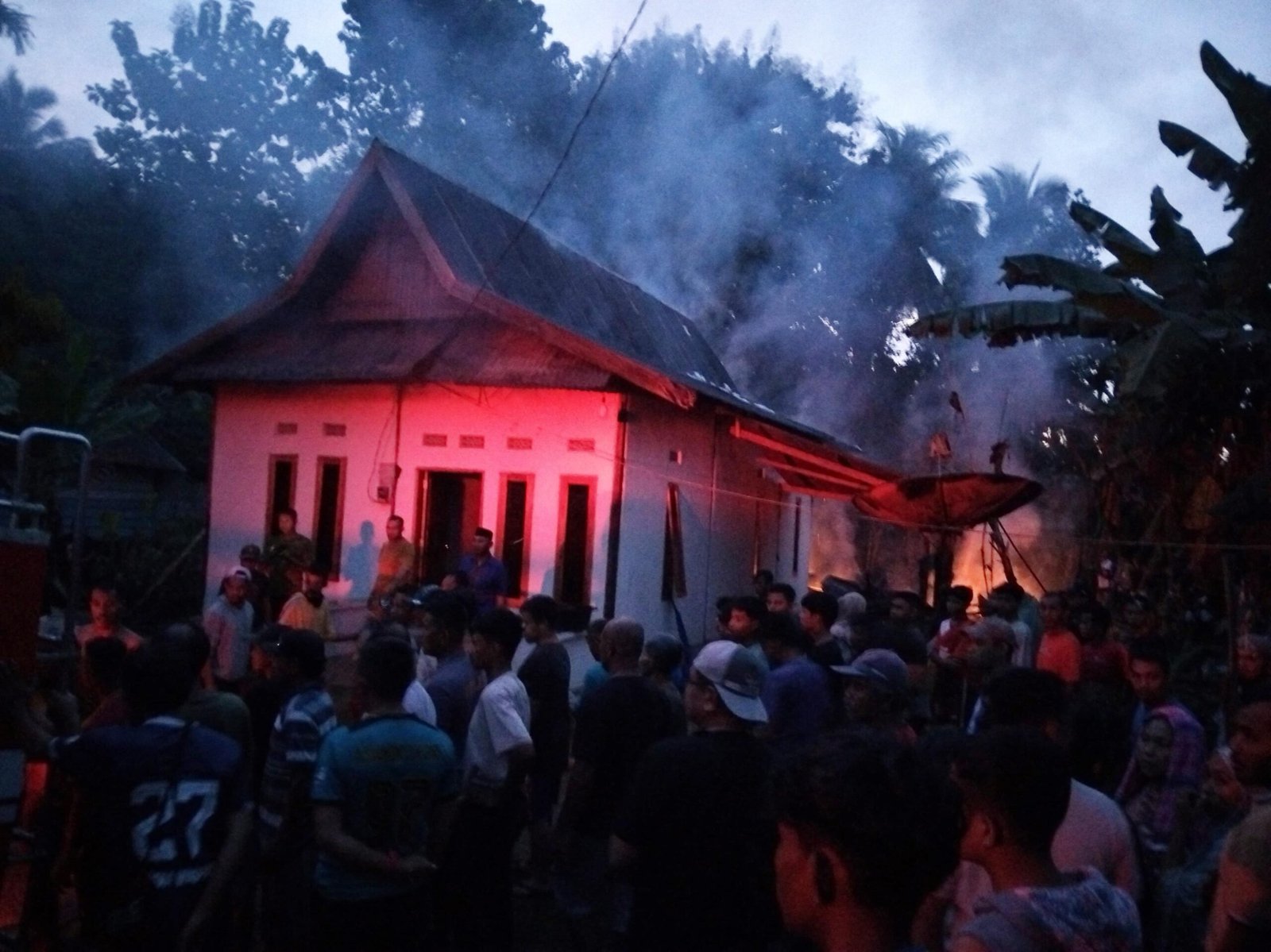 Rumah di Muna Barat Dilalap Api, Pemilik Alami Luka Bakar Rumah di Muna Barat Dilalap Api, Pemilik Alami Luka Bakar