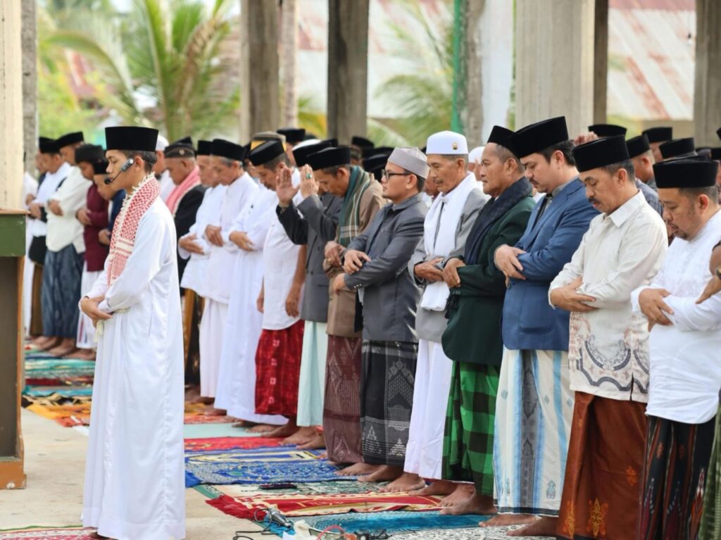 Bupati Koltim Abdul Azis saat melaksanakan Salat Id di Masjid Raya, Kelurahan Penanggo.