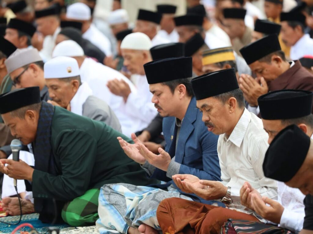 Bupati Koltim Abdul Azis saat melaksanakan Salat Id di Masjid Raya, Kelurahan Penanggo.