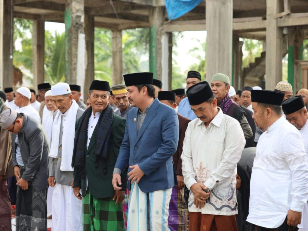 Bupati Koltim Abdul Azis saat melaksanakan Salat Id di Masjid Raya, Kelurahan Penanggo.