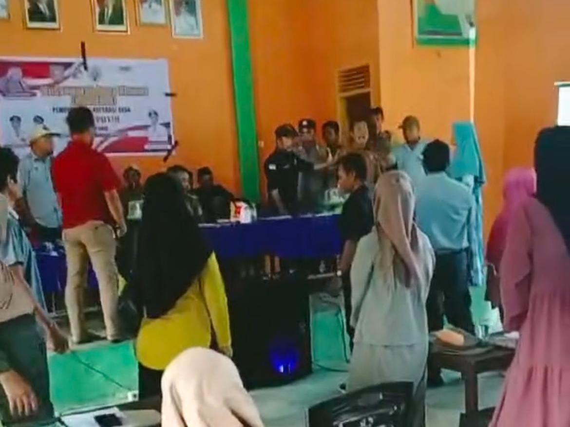 Viral Pembentukan Koperasi Desa Merah Putih di Mowila Ribut, Saling Lempar Botol Viral Pembentukan Koperasi Desa Merah Putih di Mowila Ribut, Saling Lempar Botol