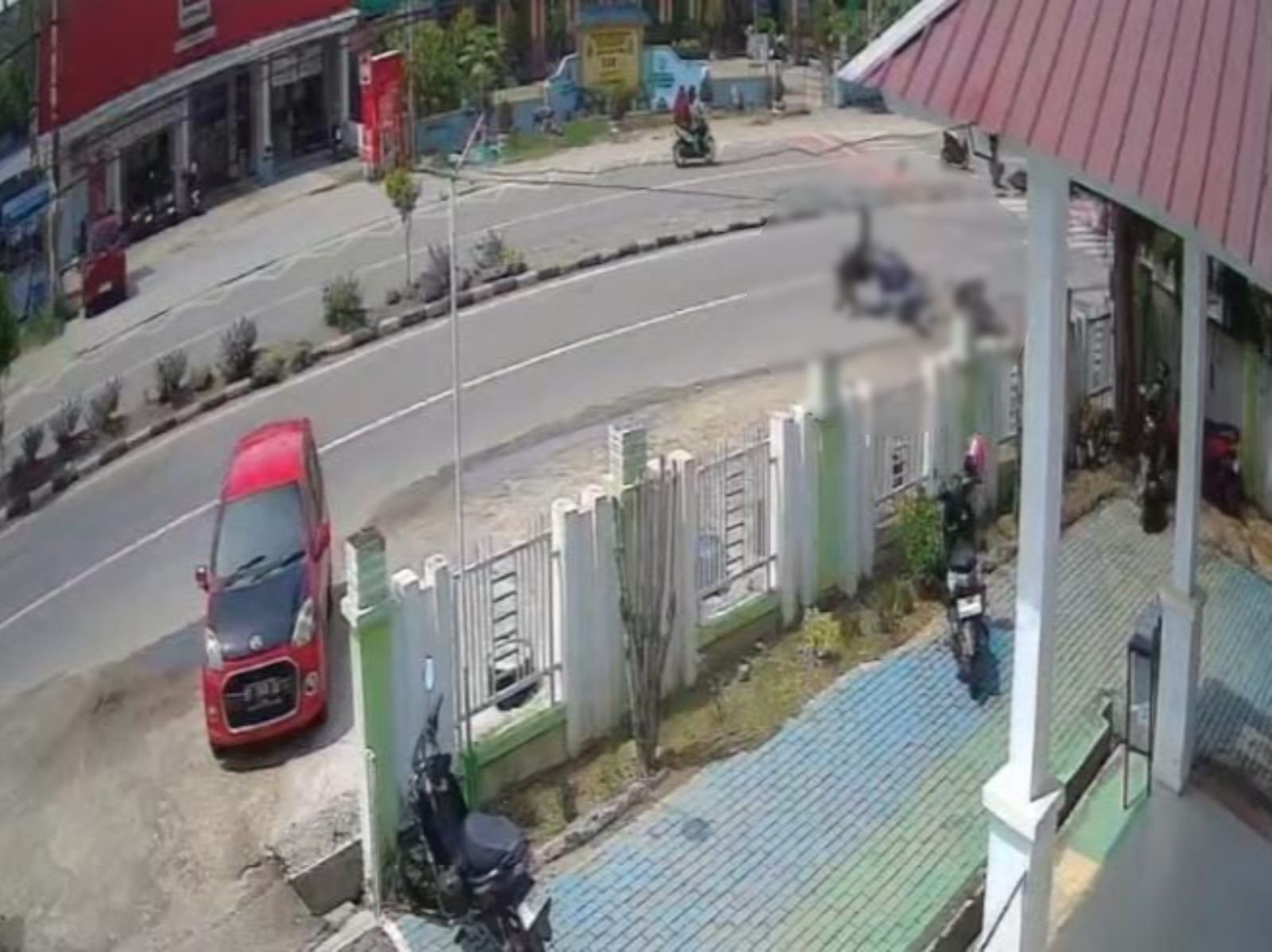 Detik-Detik 2 Pemotor Terlibat Tabrakan di Wawotobi Konawe Detik-Detik 2 Pemotor Terlibat Tabrakan di Wawotobi Konawe