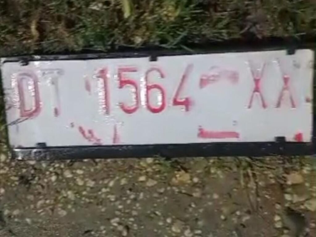 Pelat kendaraan yang diduga miliki terduga pelaku tabrak lari di Jalan Edi Sabara, Kelurahan Lahundape, Kecamatan Kendari Barat, Kota Kendari.