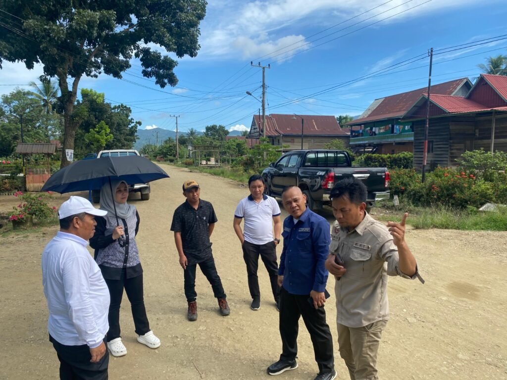 Pemprov Sultra bersama Pemda Koltim dan anggota DPRD Sultra, Hartini Azis saat melakukan peninjauan lokasi pengaspalan di Kecamatan Polipolia - Lambandia.