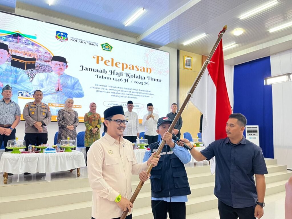Bupati Kolaka Timur, Abdul Azis saat melakukan pelepasan 91 calon jemaah haji tahun 2025.